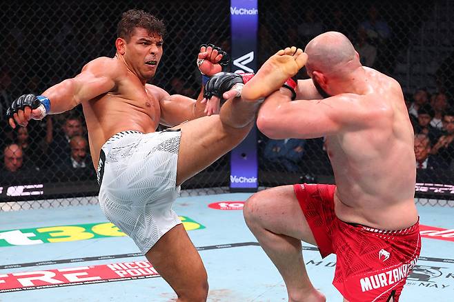 파울루 코스타(왼쪽)가 지난 4월 11일(현지시간) 미국 마이애미 카세야 센터에서 열린 UFC 327에서 아자마트 무르즈카노프에게 주특기인 하이킥을 시도하고 있다. [게티이미지]