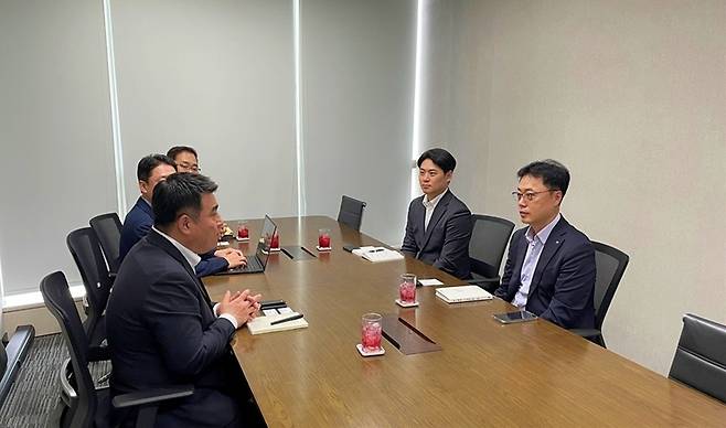 김경엽(왼쪽 첫번째) 롯데이노베이트 대표이사와 박경일(오른쪽 첫번째) IBK기업은행 베트남 법인장이 만남을 가지고 있는 모습 [롯데이노베이트 제공]