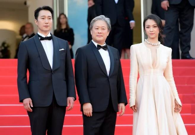 2022년 영화 ‘헤어질 결심’을 찍은 박찬욱 감독과 주연 배우 박해일, 탕웨이[CJ ENM 제공]