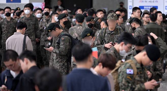 나라를 지키다 오랜만에 영외로 나온 국군장병들