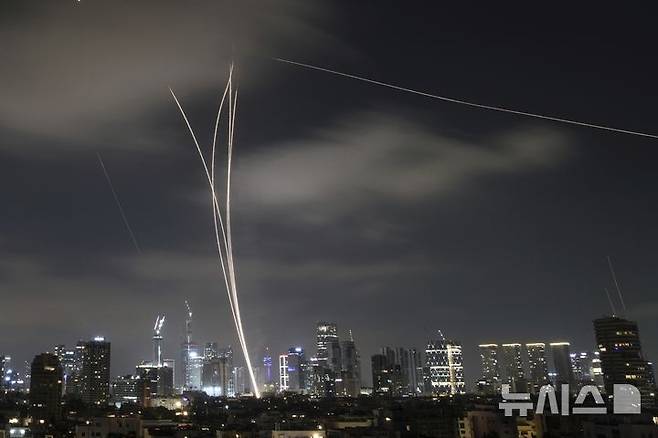 [텔아비브=AP/뉴시스] 지난해 6월 18일 이스라엘 텔아비브 상공에서 이스라엘 방공 시스템 아이언돔이 이란의 미사일을 요격하기 위해 가동되고 있다. 2026.04.27.