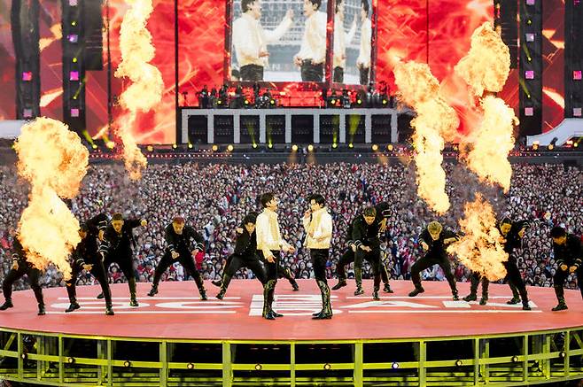 [요코하마=뉴시스] 동방신기가 지난 25~26일 일본 요코하마 닛산 스타디움에서 '동방신기 20th 애니버서리 라이브 인 닛산 스타디움 ~레드 오션~'(東⽅神起 20th Anniversary LIVE IN NISSAN STADIUM ～RED OCEAN～)'을 열고 있다. (사진 = SM엔터테인먼트 제공) 2026.04.27. photo@newsis.com *재판매 및 DB 금지