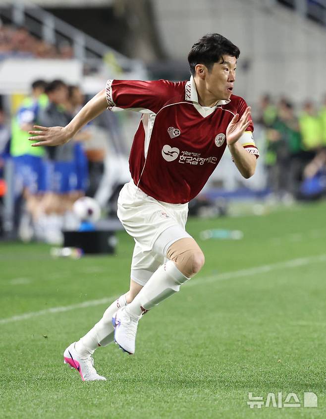 [수원=뉴시스] 조성우 기자 = 19일 경기 수원시 팔달구 수원월드컵경기장에서 열린 OGFC(더 오리지널 FC) 대  K리그2 수원삼성 레전드의 경기, 교체 투입된 OGFC 박지성이 질주하고 있다.OGFC는 축구 콘텐츠·이벤트 제작사 '슛포러브'의 기획으로 탄생한 신생 독립 구단으로, 선수들이 현역 시절 기록했던 커리어 하이 승률 73% 돌파를 목표로 한다. 2026.04.19. xconfind@newsis.com