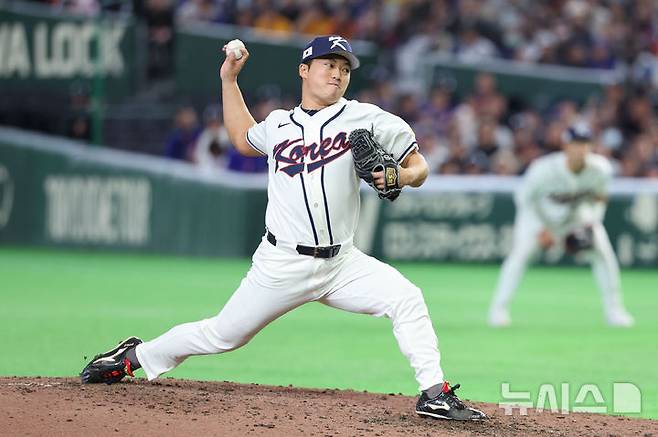 [도쿄=뉴시스] 권창회 기자 = 8일 일본 도쿄돔에서 열린 2026 WBC 조별리그 C조 3차전 한국과 대만의 경기, 9회초 한국 고우석이 역투하고 있다. 2026.03.08. kch0523@newsis.com