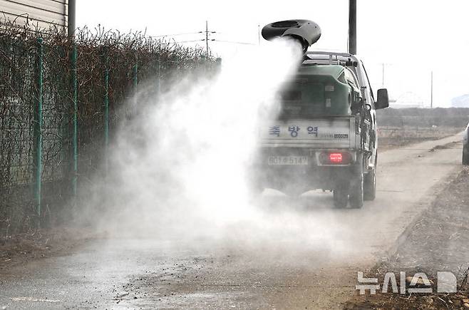 [평택=뉴시스] 김종택 기자 = 경기농협 공동방제단 방역차량이 5일 경기 평택시 서탄면 한 농장에서 가축 질병 확산방지를 위한 방역작업을 하고 있다. 2026.02.05. jtk@newsis.com