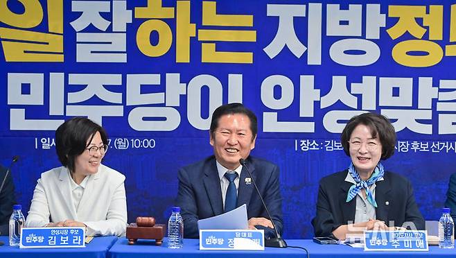 [안성=뉴시스] 김종택 기자 = 정청래 더불어민주당 대표가 27일 오전 경기 안성시 김보라 경기 안성시장 후보 선거사무소에서 열린 현장 최고위원회의를 주재하고 있다. (공동취재) 2026.04.27. photo@newsis.com