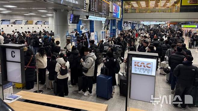 [청주=뉴시스] 청주국제공항 에어로케이 항공 수속 관련 모습. (사진=에어로케이항공 제공)