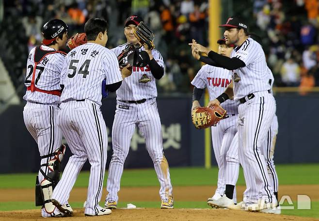 [서울=뉴시스] 홍효식 기자 = 21일 서울 송파구 잠실야구장에서 열린 2026 KBO 리그 한화 이글스와 LG 트윈스의 경기, 6-5로 승리한 LG 선수들이 기뻐하고 있다. 2026.04.21. yesphoto@newsis.com