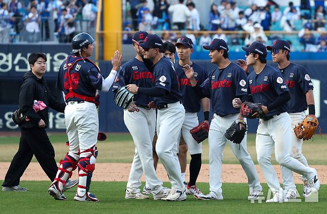 [대구=뉴시스] 이무열 기자 = 28일 대구 수성구 삼성라이온즈파크에서 열린 2026 신한 SOL KBO리그 개막전 롯데 자이언츠와 삼성 라이온즈 경기, 6-3으로 승리한 롯데 선수들이 기뻐하고 있다. 2026.03.28. lmy@newsis.com