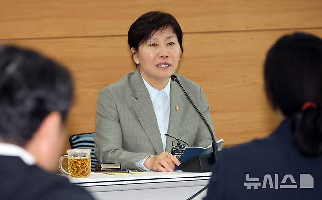 [세종=뉴시스] 강종민 기자 = 송미령 농림축산식품부 장관이 27일 세종시 정부세종청사에서 열린 출입기자 간담회에서 발언하고 있다. 2026.04.27. ppkjm@newsis.com