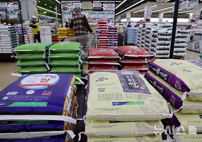 [서울=뉴시스] 이영환 기자 = 사진은 지난 2일 오후 서울 서초구 농협유통 하나로마트 양재점에 쌀이 진열돼 있는 모습. 2026.04.02. 20hwan@newsis.com