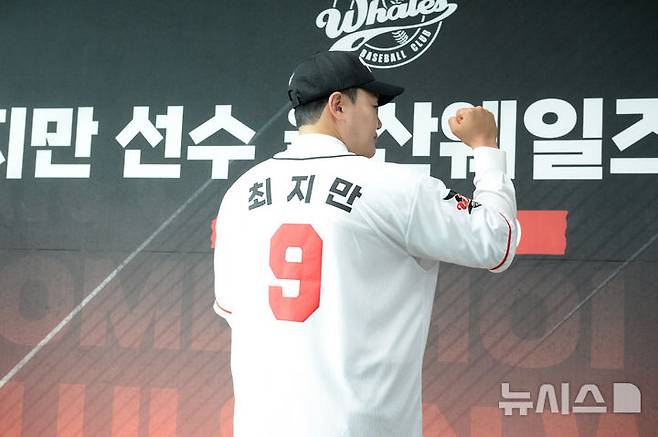 [울산=뉴시스] 배병수 기자 = 27일 오후 울산 문수구장에서 메이저리그 출신 최지만 선수가 울산 웨일즈와 입단식에서 유니품을 착용하고 기념촬영을 하고 있다. 2026.04.27. bbs@newsis.com.