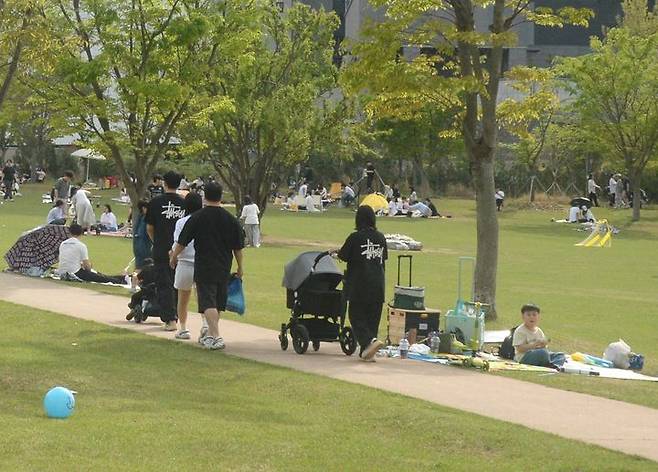 [전주=뉴시스] 김얼 기자 = 전북 전주시 세병공원을 찾은 시민들이 그늘 아래에서 피크닉을 즐기고 있다. 2026.04.18. pmkeul@newsis.com *재판매 및 DB 금지