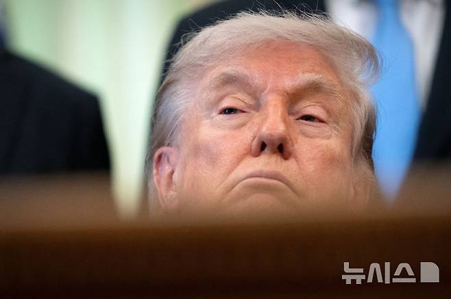 [워싱턴=AP/뉴시스] 도널드 트럼프 미국 대통령이 지난 23일(현지 시간) 백악관 집무실에서 열린 의료비 절감 관련 행사 중 취재진과 질의응답을 하고 있다. 2026.04.24.