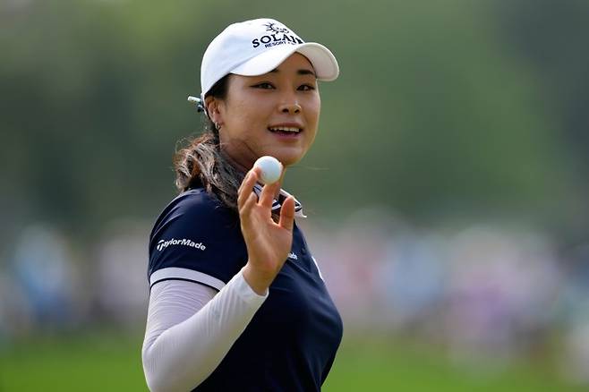 LPGA 투어 프로 윤이나 윤이나가 셰브론 챔피언십 4라운드 마지막 18번홀에서 버디 퍼트에 성공한 뒤 공을 들어 웃어보이고 있다. [AP/연합뉴스]