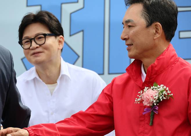 부산 북갑 국회의원 보궐선거에서 국민의힘 공천을 바라는 박민식 전 국가보훈부 장관과 무속소 출마를 공식화 한 한동훈 전 국민의힘 대표가 26일 부산 구포초에서 열린 동문회 운동회에 참석해 있다. 연합뉴스