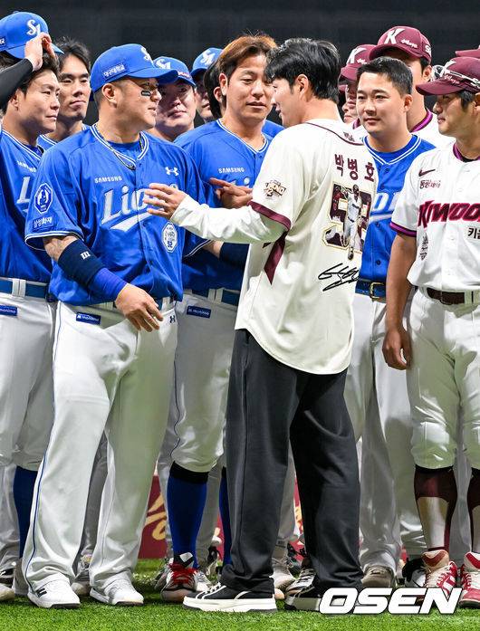 [OSEN=고척, 민경훈 기자] 26일 오후 서울 고척스카이돔에서 2026 신한 SOL KBO리그 키움 히어로즈와 삼성 라이온즈의 경기가 열렸다.이날 키움은 박준현을, 삼성은 장찬희를 선발투수로 내세운다.경기 전 박병호 코치의 선수 은퇴식이 그라운드에서 진행되고 있다. 2026.04.26 / rumi@osen.co.kr