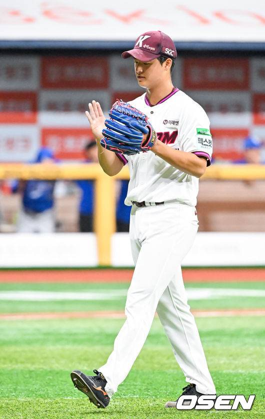 [OSEN=고척, 민경훈 기자] 26일 오후 서울 고척스카이돔에서 2026 신한 SOL KBO리그 키움 히어로즈와 삼성 라이온즈의 경기가 열렸다.이날 키움은 박준현을, 삼성은 장찬희를 선발투수로 내세운다.3회초를 마친 키움 선발 박준현이 기뻐하고 있다. 2026.04.26 / rumi@osen.co.kr