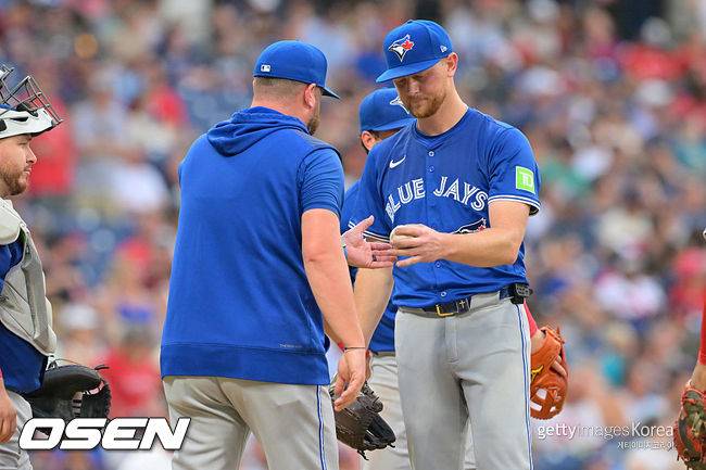 [사진] 토론토 존 슈나이더 감독이 에릭 라우어를 교체하고 있다. ⓒGettyimages(무단전재 및 재배포 금지)