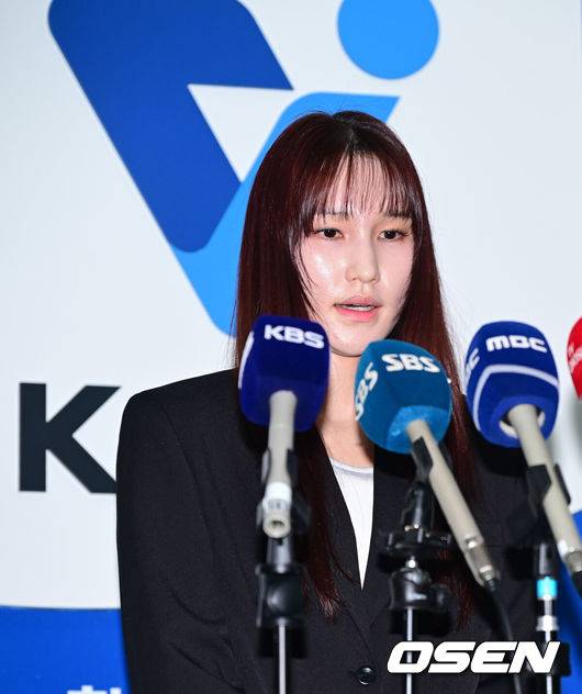[OSEN=최규한 기자] 27일 오전 서울 상암동 한국배구연맹(KOVO) 사무실에서 안혜진과 관련한 상벌위원회가 열렸다.안혜진은 지난 16일 오전 음주운전을 하다 경찰에 적발된 것으로 알려졌다. 2025~2026시즌 팀의 우승을 이끌었고, FA 자격까지 얻었는데, 음주운전으로 인해 그가 어렵게 쌓은 성과를 한순간에 날리게 됐다. 안혜진이 상벌위원회에 참석해 소명을 마친 뒤 취재진에게 입장을 밝히고 있다. 2026.04.27 / dreamer@osen.co.kr