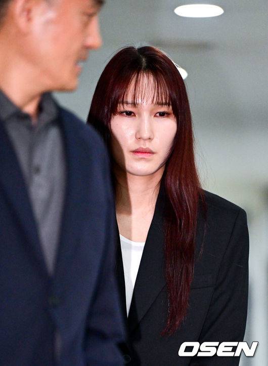 [OSEN=최규한 기자] 27일 오전 서울 상암동 한국배구연맹(KOVO) 사무실에서 안혜진과 관련한 상벌위원회가 열렸다.안혜진은 지난 16일 오전 음주운전을 하다 경찰에 적발된 것으로 알려졌다. 2025~2026시즌 팀의 우승을 이끌었고, FA 자격까지 얻었는데, 음주운전으로 인해 그가 어렵게 쌓은 성과를 한순간에 날리게 됐다.&nbsp;안혜진이 상벌위원회에 참석해 소명을 마친 뒤 취재진에게 입장을 밝히기 위해 발걸음을 옮기고 있다. 2026.04.27 / dreamer@osen.co.kr