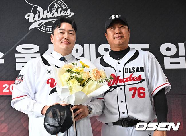 [OSEN=울산, 이석우 기자] 27일 울산 문수야구장에서 MLB 출신 최지만이 울산 웨일즈 입단식을 가졌다.2010년 동산고 졸업 후 곧바로 미국 시애틀 매리너스에 입단한 최지만은 LA 에인절스, 뉴욕 양키스, 탬파베이 레이스 등을 거쳤고 탬파베이 레이스 소속이던 2020년에는 한국인 타자 최초로 월드시리즈에 출전했다.최지만이 장원진 감독의 축하 꽃다발을 받고 기념촬영을 하고 있다. 2026.04.27 / foto0307@osen.co.kr