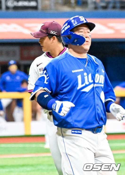 [OSEN=고척, 민경훈 기자] 26일 오후 서울 고척스카이돔에서 2026 신한 SOL KBO리그 키움 히어로즈와 삼성 라이온즈의 경기가 열렸다.이날 키움은 박준현을, 삼성은 장찬희를 선발투수로 내세운다.키움 선발 박준현이 5회초 2사 주자 1,2루 삼성 최형우를 1루수 앞 땅볼로 막아낸 후 덕아웃으로 향하고 있다. 2026.04.26 / rumi@osen.co.kr