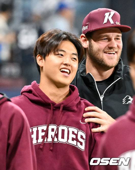 [OSEN=고척, 민경훈 기자] 26일 오후 서울 고척스카이돔에서 2026 신한 SOL KBO리그 키움 히어로즈와 삼성 라이온즈의 경기가 열렸다.이 경기에서 키움은 2-0으로 승리했다. 2026 신인 드래프트 1순위 신인 박준현은 선발투수로 등판해 5이닝 4피안타 4볼넷 4탈삼진 무실점 호투로 데뷔전 승리를 기록했다. KBO리그 역대 13번째 고졸신인 데뷔전 승리다.경기를 마치고 박준현이 기뻐하고 있다. 2026.04.26 / rumi@osen.co.kr