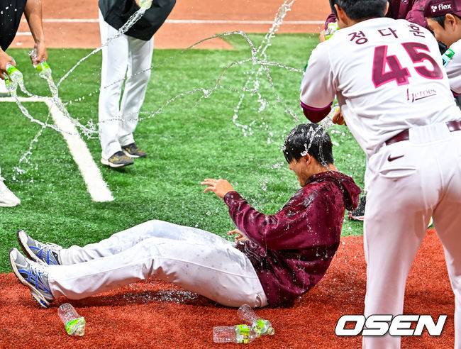 [OSEN=고척, 민경훈 기자] 26일 오후 서울 고척스카이돔에서 2026 신한 SOL KBO리그 키움 히어로즈와 삼성 라이온즈의 경기가 열렸다.이 경기에서 키움은 2-0으로 승리했다. 2026 신인 드래프트 1순위 신인 박준현은 선발투수로 등판해 5이닝 4피안타 4볼넷 4탈삼진 무실점 호투로 데뷔전 승리를 기록했다. KBO리그 역대 13번째 고졸신인 데뷔전 승리다.경기를 마치고 박준현이 축하 물세례를 받고 있다. 2026.04.26 / rumi@osen.co.kr