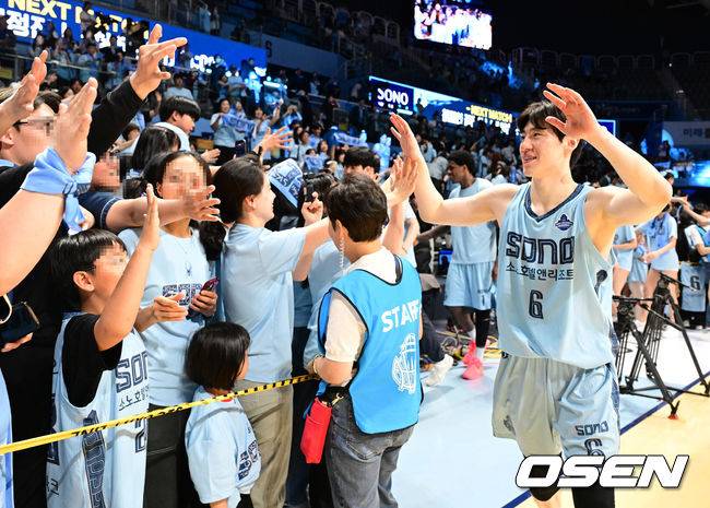 [OSEN=지형준 기자] 소노의 태풍이 정규리그 챔피언 LG마저 삼켰다.&nbsp;고양 소노는 27일 고양소노아레나에서 개최된 2025-26 LG전자 프로농구 4강 플레이오프 3차전에서 창원 LG를 90-80로 이겼다. 3연승을 달린 소노는 창단 첫 챔피언결정전에 진출했다.&nbsp;경기를 마치고 소노 이정현이 팬들과 하이파이브를 하고 있다. 2026.04.27&nbsp;/ jpnews@osen.co.kr