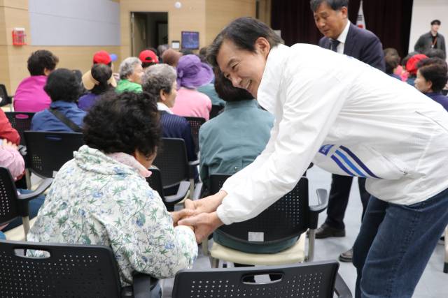 ▲6·3 지방선거와 동시 진행되는 경기 평택을 국회의원 재선거에 출마한 조국혁신당 조국 대표가 24일 평택시 서부노인대학 금요반을 방문해 인사하고 있다. ⓒ연합뉴스