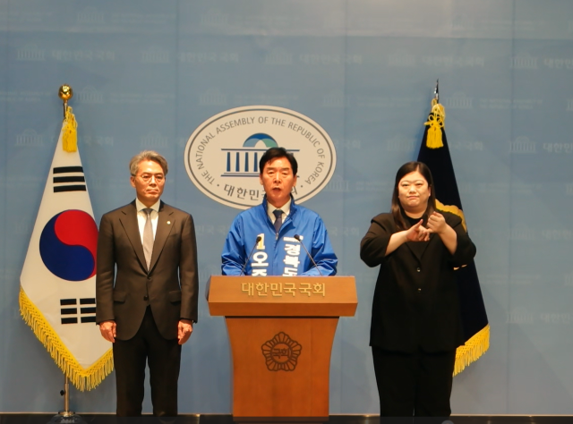 ▲더불어민주당 오중기 경북도지사 예비후보가 27일 국회 소통관에서 기자회견을 열고 ‘경북대전환’을 기치로 한 10대 광역 공약을 발표했다.ⓒ오중기 경북도지사 예비후보 제공