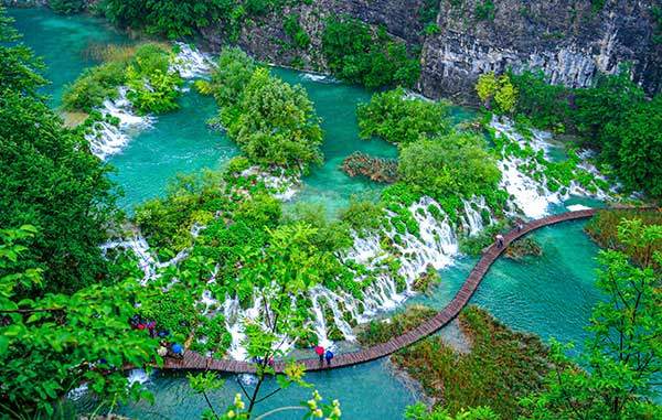 지구에서 가장 아름다운 호수. 울창한 숲 사이로 청량한 계곡이 파랗게 흐르고, 거기에 하얀 폭포와 초록 물감이 풀어진 호수가 어우러져, 한 폭의 수채화가 바깥으로 나온 듯한 풍경을 빚고 있다. 지구에서 가장 아름다운 호수, 요정들의 숲, 신들의 정원…. 어떤 미사여구로도 표현이 부족하다.
