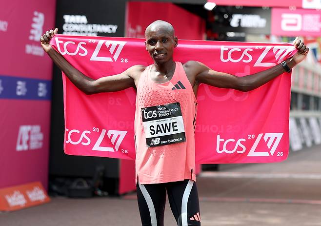 사바스티안 사웨(31·케냐)는 26일 영국 런던에서 펼쳐진 2026 런던 마라톤 남자부 경기에서 1시간 59분 30초에 결승선을 통과하며 ‘서브 2’에 성공했다. 런던=신화연합뉴스