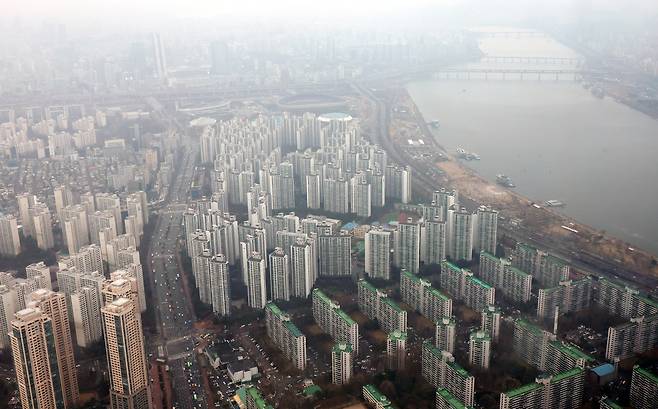 서울 송파구 롯데월드타워 전망대 서울스카이에서 송파와 강남 일대 아파트 단지가 보이고 있다.뉴시스