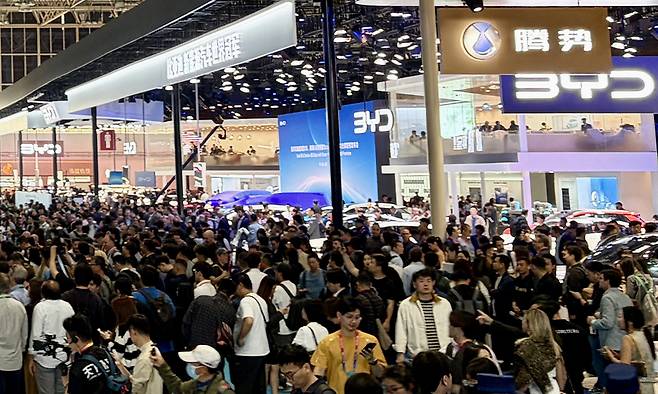 24일(현지시간) 중국 베이징 국제 모터쇼에서&nbsp;BYD가 전체 대관한&nbsp;E3홀에 관람객들이 몰려 있다.