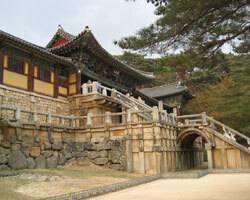 경상북도 경주의 불국사 청운교와 백운교 전경. 신라인들이 지상에 구현하고자 했던 불국토의 이상을 상징한다. 이러한 역사적 염원은 단순히 과거의 유산이 아니라, 오늘날 남성적 법도와 여성적 자비가 합일되어 완성될 ‘인류 한 가족’의 평화 세계를 향한 영적 예표로 해석된다. 출처: Wikimedia commons