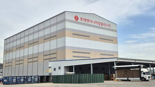 롯데엔지니어링플라스틱 자동창고 전경. 롯데케미칼 제공