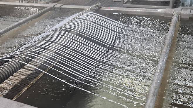 롯데엔지니어링플라스틱 소재 압출 생산하는 모습. 롯데케미칼 제공