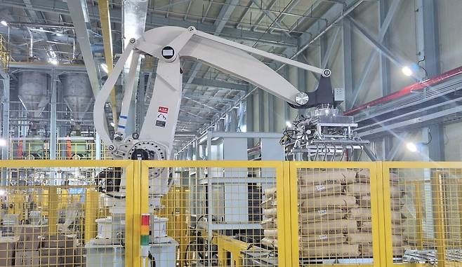 자동 생산 로봇이 제품을 옮기는 모습. 롯데케미칼 제공