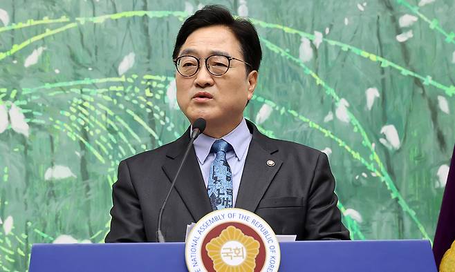 우원식 국회의장이 27일 국회 접견실에서 기자회견을 열고 다음 달 7일 국회 본회의 상정을 앞둔 헌법 개정안에 관해 설명하고 있다. 연합뉴스