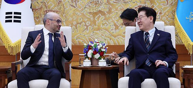 미래를 위한 이야기꽃 이재명 대통령이 27일 청와대 집무실에서 데미스 허사비스 구글 딥마인드 공동창업자 겸 최고경영자(CEO)를 만나 ‘인공지능(AI) 3강’ 국가 도약을 위한 과학기술 혁신 및 책임 있는 AI 활용 등의 의제로 대화하고 있다. 뉴스1