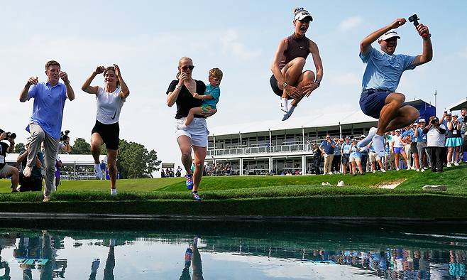 2년 만에 ‘풍덩 세리머니’&nbsp;코르다가 우승한 뒤 캐디와 함께 물속으로 뛰어드는 세리머니를 하고 있는 모습. 휴스턴=AFP연합뉴스