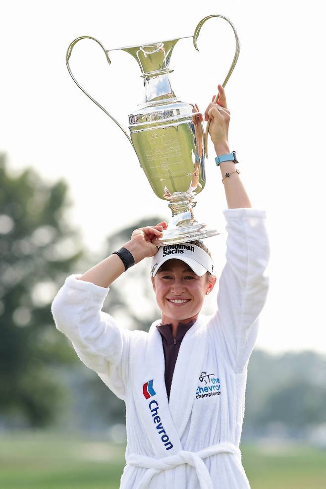 넬리 코르다가 27일 미국 텍사스주 휴스턴 메모리얼파크 골프 코스에서 열린 미국여자프로골프(LPGA) 투어 시즌 첫 메이저대회 셰브론 챔피언십에서 우승한 뒤 트로피를 들고 환하게 웃고 있다. AFP연합뉴스