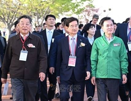 박람회 공동조직위원장인 김태흠(오른쪽부터) 충남지사, 김선규 호반그룹 회장, 가세로 태안군수가 이날 현장을 둘러보는 모습. 태안 도준석 전문기자