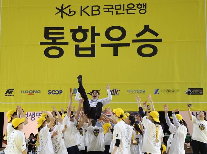 여자프로농구 청주 KB 선수들이 26일 경기 용인실내체육관에서 열린 2025~26 여자프로농구 챔피언결정전(5전 3승제) 3차전에서 용인 삼성생명에 승리해 통합우승을 달성한 뒤 김완수 감독을 헹가래하고 있다. ﻿ 연합뉴스