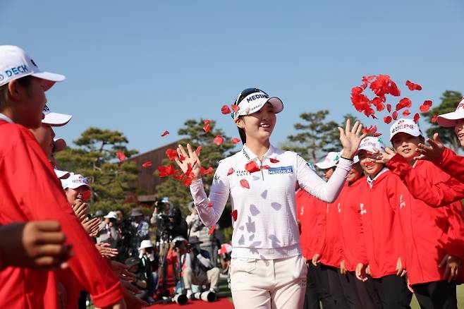 이예원이 26일 충북 충주시 킹스데일CC(파72)에서 막을 내린 한국여자프로골프(KLPGA)투어 덕신 EPC 챔피언십에서 합계 12언더파 204타로 우승한 뒤 동료 선수들의 꽃세례 축하를 받으며 기뻐하고 있다.  KLPGA 제공