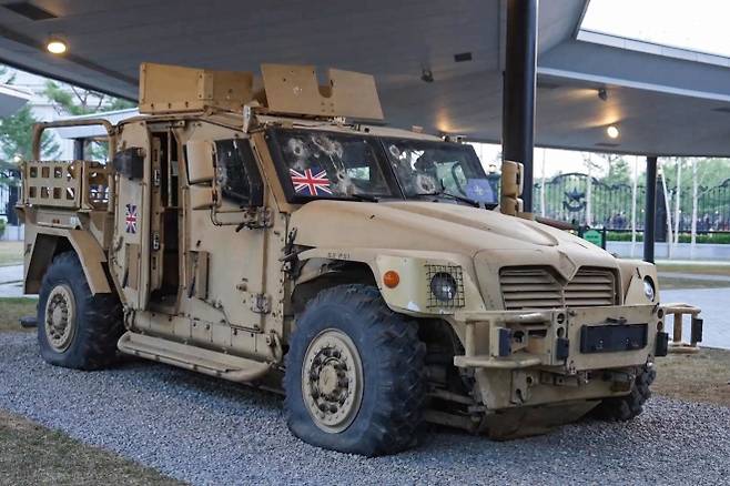 26일 러시아 국방부와 주북러시아대사관에 따르면 이날 북한 평양에서는 김정은 북한 국무위원장과 안드레이 벨로우소프 러시아 국방장관, 뱌체슬라프 볼로딘 러시아 국가두마 의장 등이 참석한 가운데 ‘해외군사작전 전투위훈기념관’ 준공식이 열렸다. 기념관에는 러시아가 우크라이나 전장에서 노획한 서방제 무기 전시장도 조성됐다. 사진은 기념관에 전시된 미국 쿠거 지뢰방호차를 기반으로 한 영국형 개량 모델 마스티프. 2026.4.27 TASS 연합뉴스