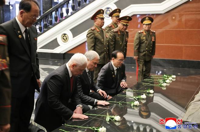 북한, 파병기념관 준공식 개최 - 김정은 북한 국무위원장이 참석한 가운데 지난 26일 평양에서 러시아 쿠르스크 해방작전 종결 1주년을 맞아 ‘해외군사작전 전투위훈기념관’ 준공식이 열렸다고 조선중앙통신이 27일 보도했다. 2026.4.27 평양 조선중앙통신 연합뉴스