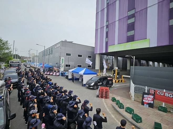 민주노총 공공운수노조 화물연대본부가 27일 충북 진천군 CU 진천허브물류센터 앞에서 집회를 열고 있다. 2026.4.27. 화물연대 제공